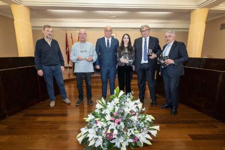 Imagen El presidente de la Diputación entrega a Santiago Alba el trigésimo cuarto premio internacional de poesía Jaime Gil de Biedma, por sus ‘Caídas’